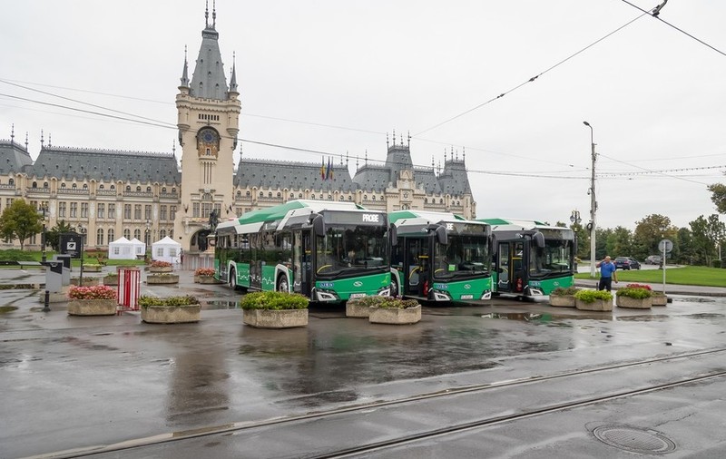 Primele autobuze electrice din Iași, expuse în centrul orașului de Primărie, pentru a fi vizitate de oameni „între orele 9:00 și 17:00”