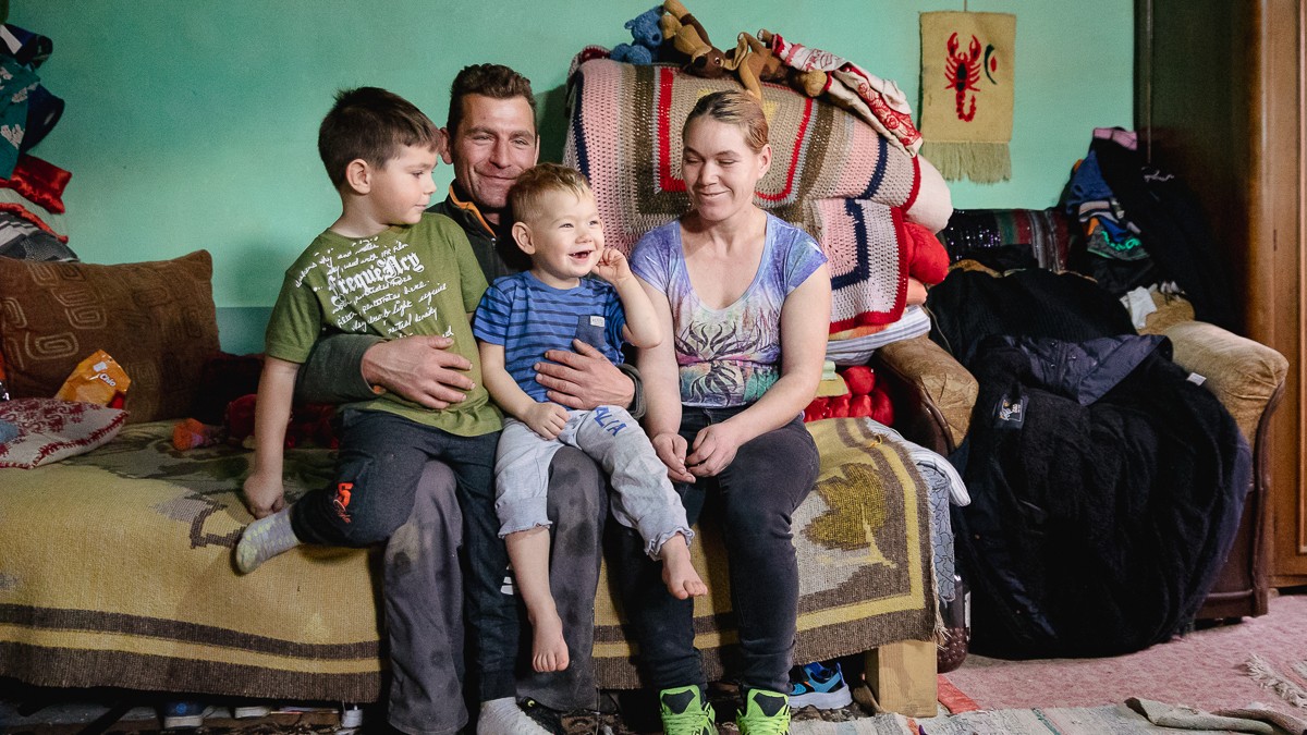 Familia Artene dintr-un sat din Covasna trăiește cu 100 de lei pe zi.