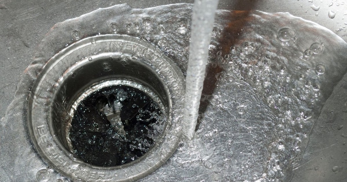 apă care curge într-o chiuvetă metalică