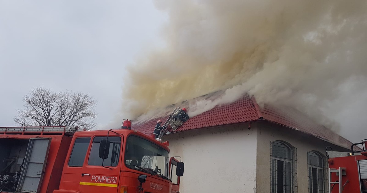 Incendiu într-o clădire a Liceului Tehnologic Transporturi Auto Craiova