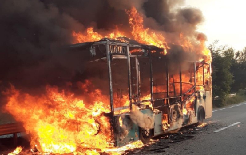 Un autobuz electric a luat foc în Dej. Pasagerii s-au autoevacuat
