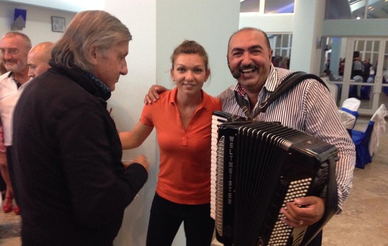 VIDEO | Cine este lăutarul care a animat petrecerea campionilor de la CFR Cluj. Iulian de la Ciocănești le-a cântat unor sportivi celebri: Simona Halep, Ilie Năstase sau Lucian Bute