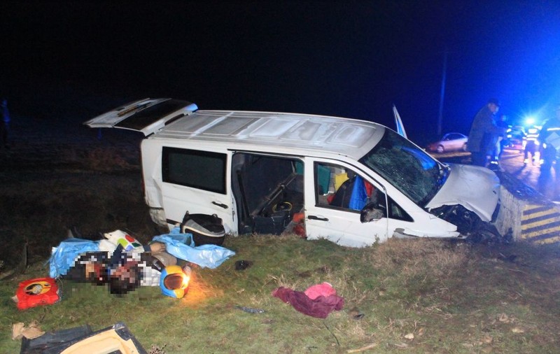 Accident cumplit la Vaslui: două persoane decedate şi alte patru în stare gravă | ATENŢIE, IMAGINI ŞOCANTE!