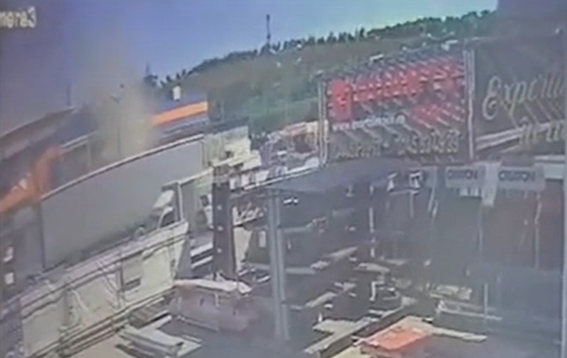 Momentul exploziei de la Dedeman Botoșani, surprins de o cameră. Magazinul a fost distrus parțial