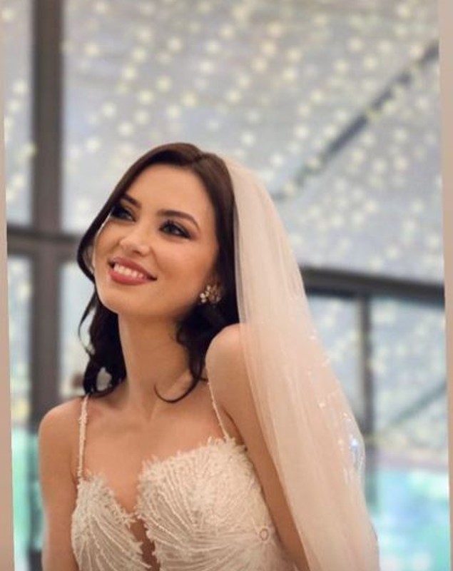 Anca Dumitra s-a căsătorit religios. Primele imagini cu actrița în rochie de mireasă