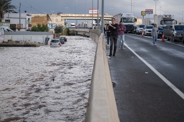 Mașini blocate într-o porțiune inundată a autostrăzii de est, A-3, în Valencia. | Foto: Profimedia