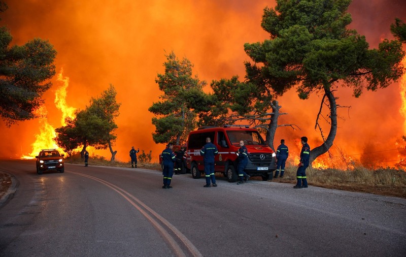 Incendiile din Grecia scapă de sub control. Fumul a ajuns până în Africa de Nord. Zeci de mii de hectare mistuite de flăcări în Franța și Spania I VIDEO