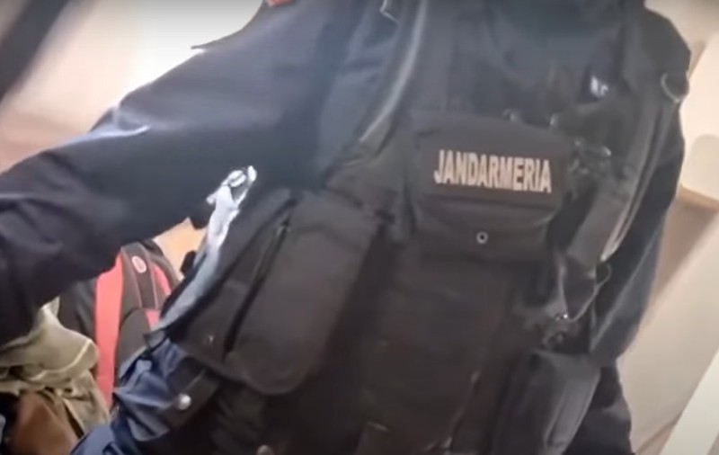 VIDEO | Copiii unei familii de „traci” din Timiș, luați cu jandarmii de lângă părinți. Frățiorul lor a murit acum câteva luni