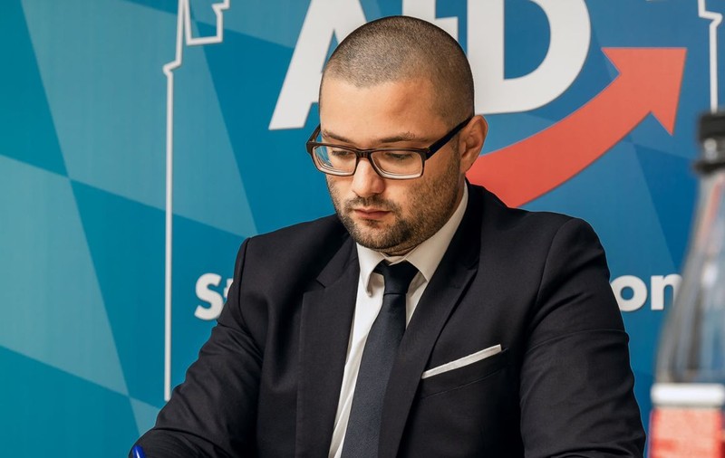 „A ta e mutra din afișul electoral? Atunci ia de aici!”. Poliția a prins suspecții care au bătut un politician german de origine română