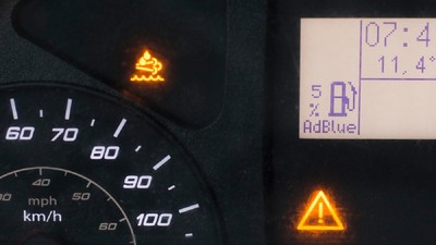 Ce este AdBlue şi cum se foloseşte la maşină - Prim-plan al unui afișaj de bord al unei mașini care indică un nivel scăzut de AdBlue
