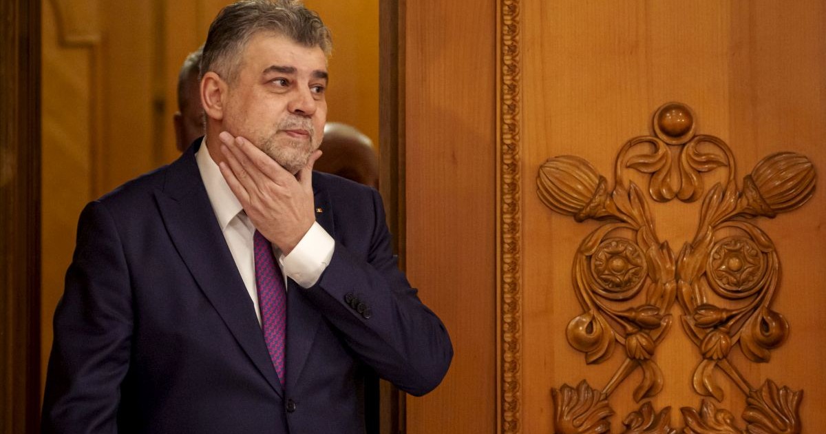 Marcel Ciolacu își pune mâna pe bărbie și părăsește sala în care au avut loc dezbaterile asupra moțiunii de cenzură împotriva guvernului, vineri, 28 februarie 2025, în Parlament.