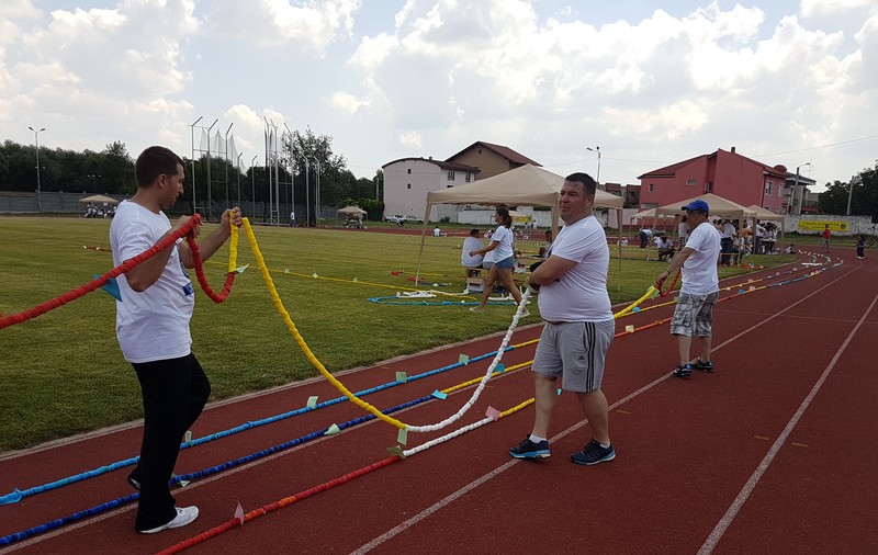 Record mondial la Arad! Au făcut un lanț de peste 2,5 kilometri din dopuri de plastic