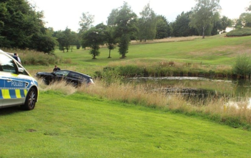 Aventurile unei șoferițe în Germania: a intrat pe un teren de golf, printre jucători, și a aterizat într-un iaz. Ce pagube a produs