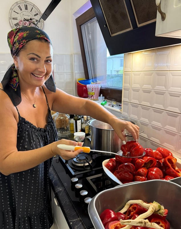 Gabriela Cristea a dezvăluit rețeta pentru gogoșari în oțet. Ce secret are prezentatoarea TV pentru murături