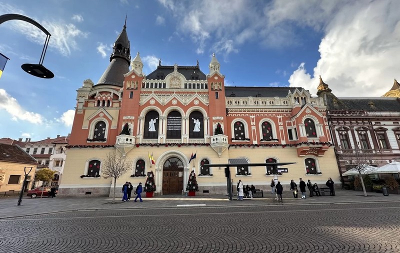Clădirile emblematice din Oradea vor fi împodobite cu ghirlande, steluțe, îngerași și urși polari