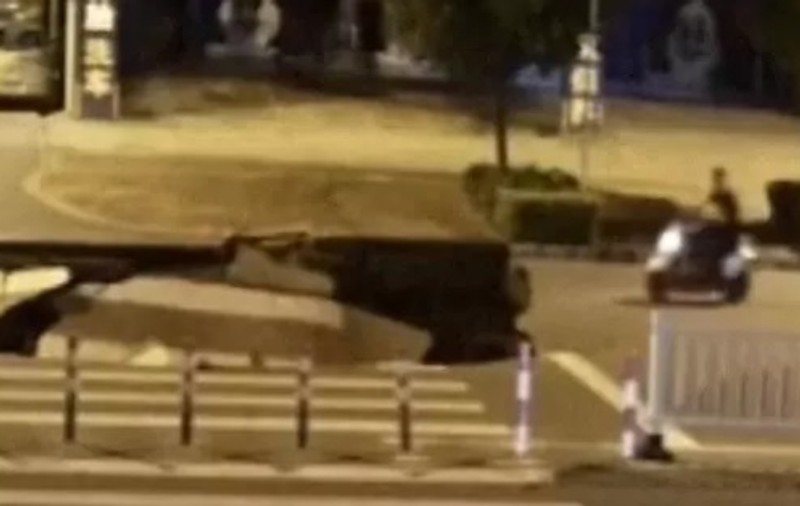 VIDEO | Un motociclist a căzut într-o groapă uriașă formată din senin. El nu a văzut craterul, deoarece se uita în telefon