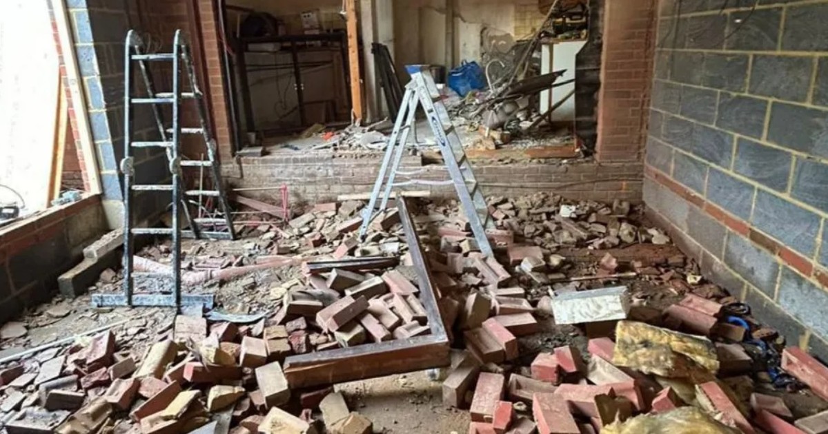 O locuință a fost distrusă de contructor în urma renovării: cărămizi aruncate peste tot