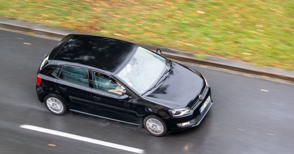 Volkswagen Polo, de culoare neagră, fotografiat din aer, în timp ce merge pe o șosea