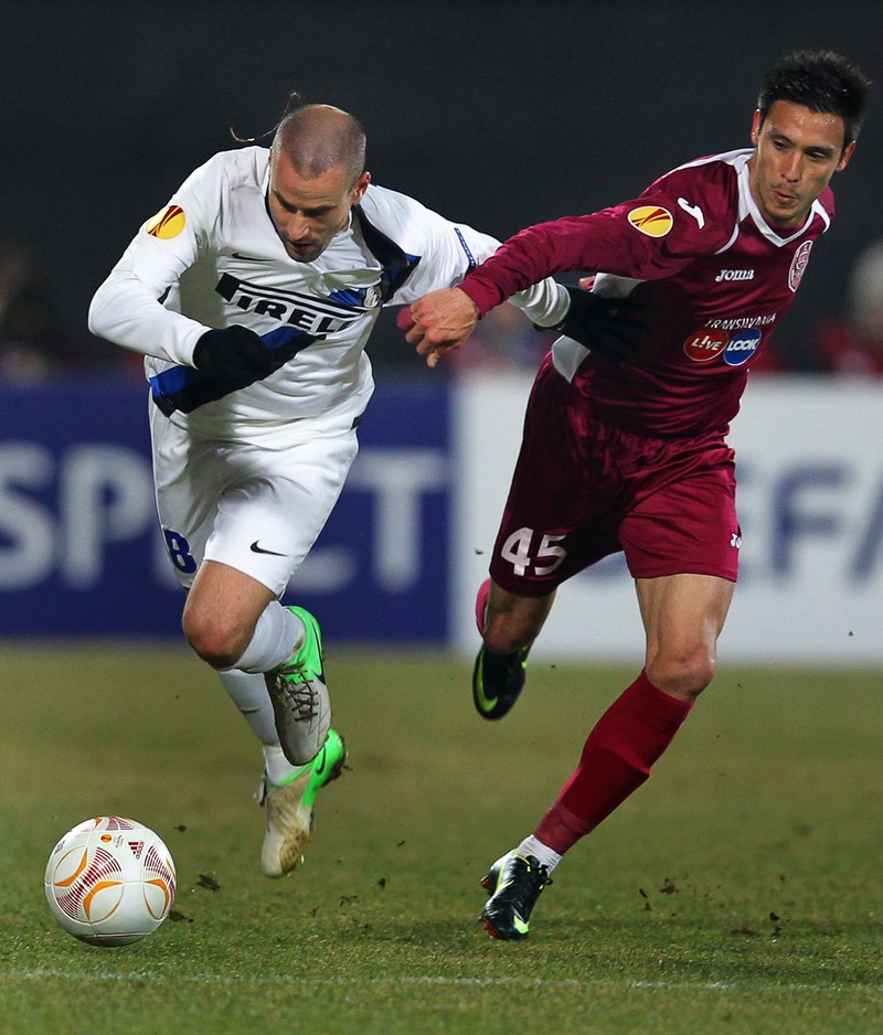 Duel între Rodrigo Palacio (stânga) și Mario Camora (dreapta) din timpul meciului CFR Cluj - Inter Milano, disputat în 16-imile UEFA Europa League, la 21 februarie 2013. FOTO: EPA/ROBERT GHEMENT