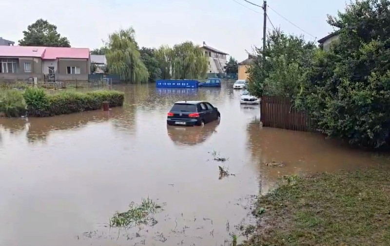 Furtunile din județul Constanța au făcut prăpăd în gospodării. „M-a distrus de tot. Sunt vai de capul meu”. Case inundate, plaje distruse și drumuri impracticabile