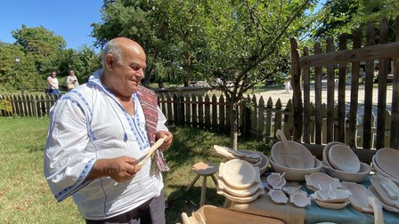 Venit tocmai din Băbeni de Vâlcea, nea Iordan are 70 de ani și de aproape 55 de ani se ocupă cu cioplitul lemnului