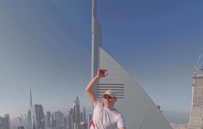 Mers pe sârmă, ca-n filme, între zgârie-norii din Dubai. Imagini uimitoare de la 224 de metri înălțime | VIDEO
