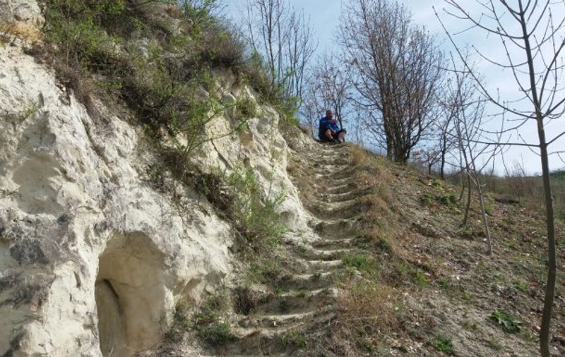 FOTO/ Un prahovean și-a săpat casă într-o stâncă. Cum arată „locuința”