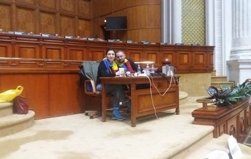 Parlamentarii USR au dormit azi-noapte în sala de plen. Deputat: „Am ocupat Parlamentul!”