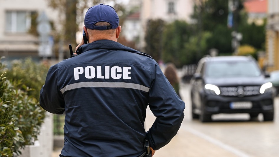 Polițist bulgar patrulează pe o stradă din Sofia. Imagine cu caracter ilustrativ Sursa foto: Profimedia
