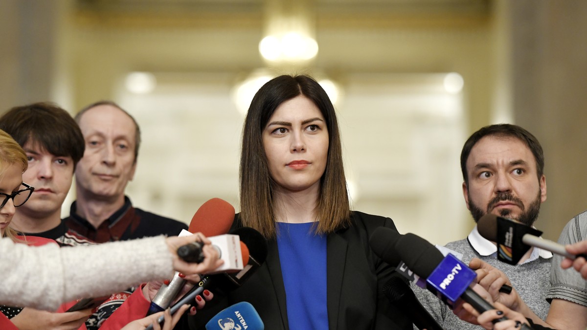 Cristina Prună: Comisia Europeană verifică modul în care Camera de Comerț a primit în concesiune terenurile de la Romexpo. Cristina Prună, înconjurată de reporteri