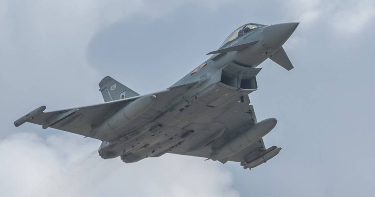 Avionul de luptă Eurofighter Typhoon în timp ce zboară și efectuează o misiune de recunoaștere