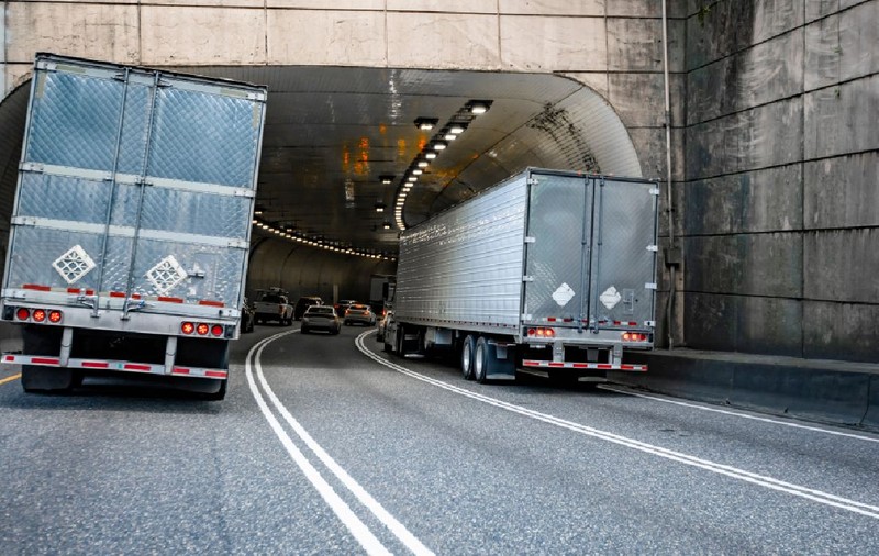 Doi șoferi de TIR au fost atacați cu topoare, legați și jefuiți de marfa de 5.000.000 de euro, în apropiere de Paris