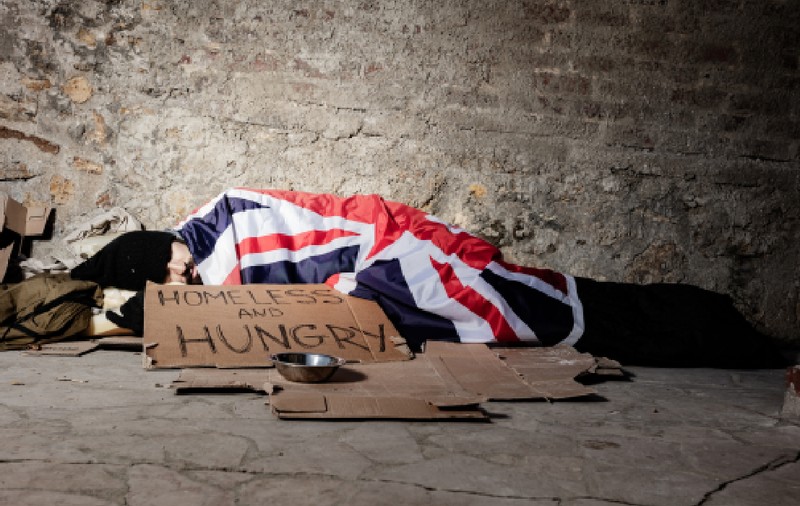 Un cuplu de cerșetori români din Londra, care trimitea banii celor patru copii în România, a ajuns exemplu pentru politica antimigranți a lui Donald Trump