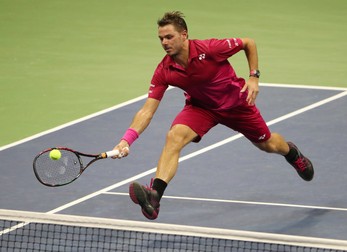 epa05532660 Stan Wawrinka of Switzerland hits a return to Kei Nishikori of Japan during their semifinal round match on the twelfth day of the US Open Tennis Championships at the USTA National Tennis Center in Flushing Meadows, New York, USA, 09 September 2016. The US Open runs through September 11. EPA/ANDREW GOMBERT