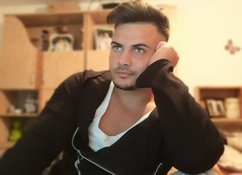 Pe pagina lui de Facebook, Alex postează fotografii sub care curg comentariile admirative ale fetelor