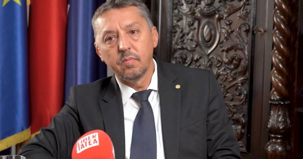 Daniel David, ministrul educației în timp ce dă un interviu pentru Libertatea