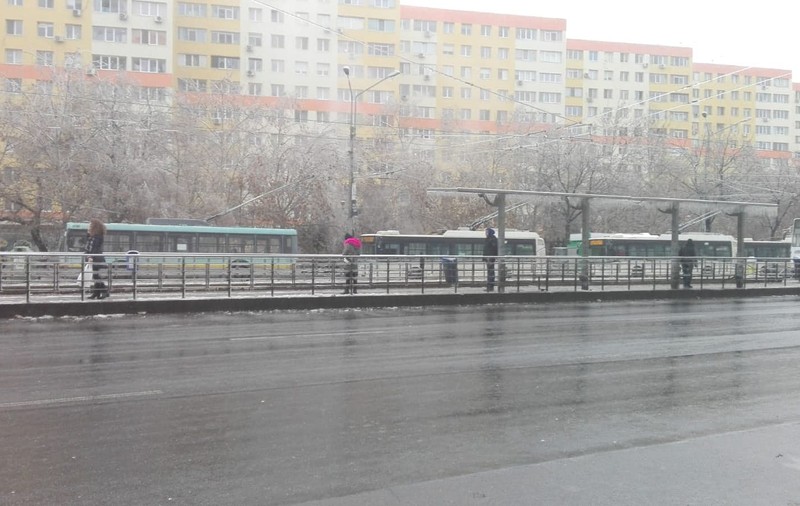 Toate troleibuzele din București au fost scoase de pe traseu, din cauza vremii extreme. Liniile de tramvai blocate, înlocuite cu autobuze