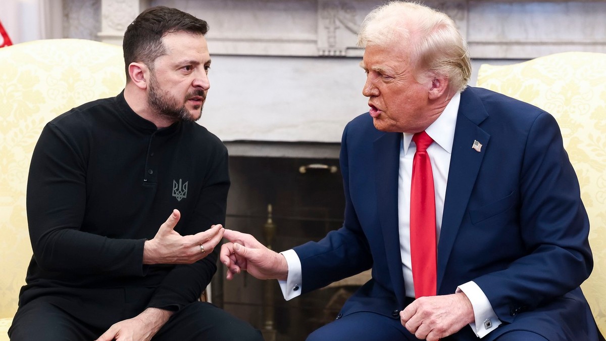 Donald Trump și Volodimir Zelenski la Casa Albă. Cei doi gesticulează unul spre celălalt