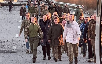 Prizonierele ucrainene eliberate într-un schimb de prizonieri, printre ele și Victoria. Foto: Ukrinform