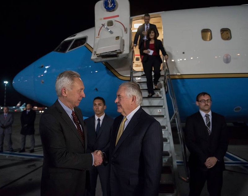 FOTO | Rex Tillerson a efectuat o vizită-fulger la București. Șeful diplomației americane, întâmpinat de Teodor Meleșcanu