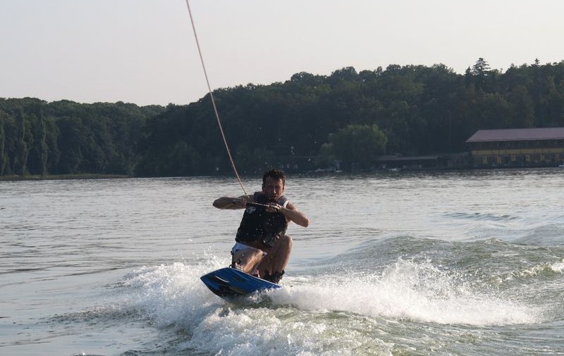 Mattyas se răcorește ca Dani Oțil! Face wakeboard pe lacul Snagov! | FOTO