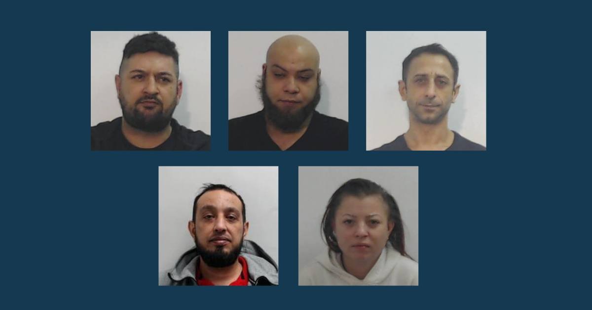 Colajul prezintă cinci fotografii tip portret (mugshot) ale unor adulți, patru bărbați și o femeie, așezate pe un fundal simplu, cel mai probabil fiind asociate unui anunț oficial. Toate persoanele privesc direct către cameră, fiind luate dintr-o perspectivă frontală, cu un fundal de culoare deschisă, sugerând că ar putea fi implicate într-o investigație sau căutare publică.