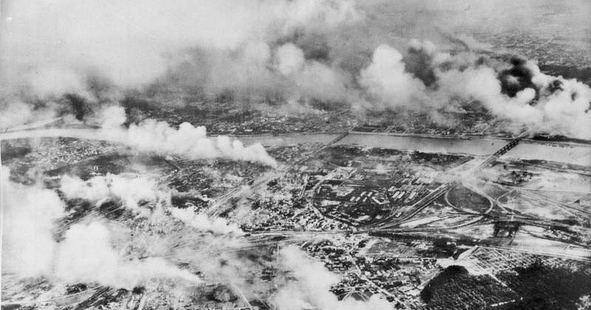 Varșovia în flăcări după bombardamentul german asupra orașului