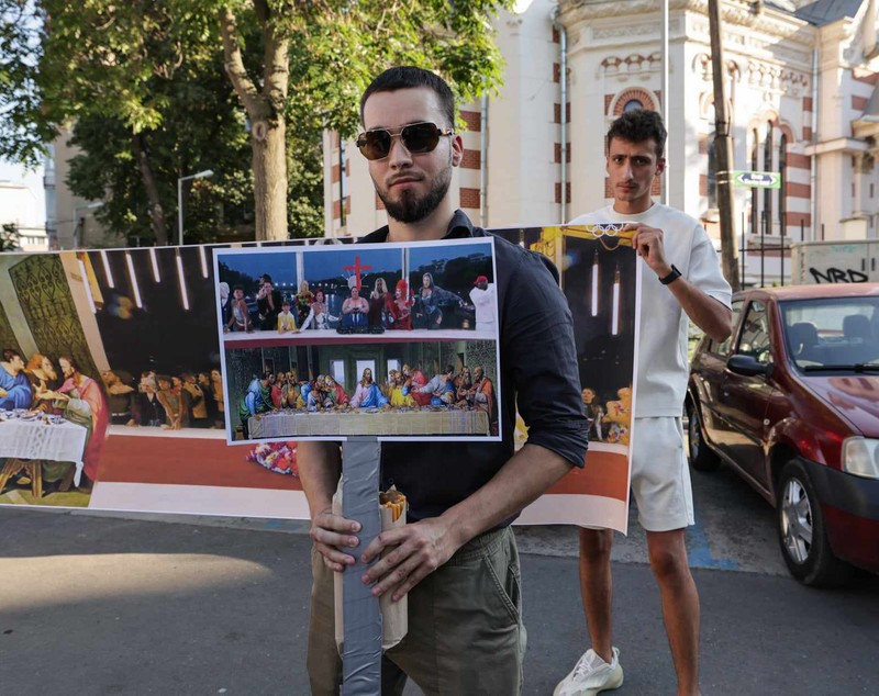 Frații Tate, judecați pentru viol și trafic de persoane, protest în fața Ambasadei Franței pentru „susținerea creștinismului”. Ce i-a deranjat?