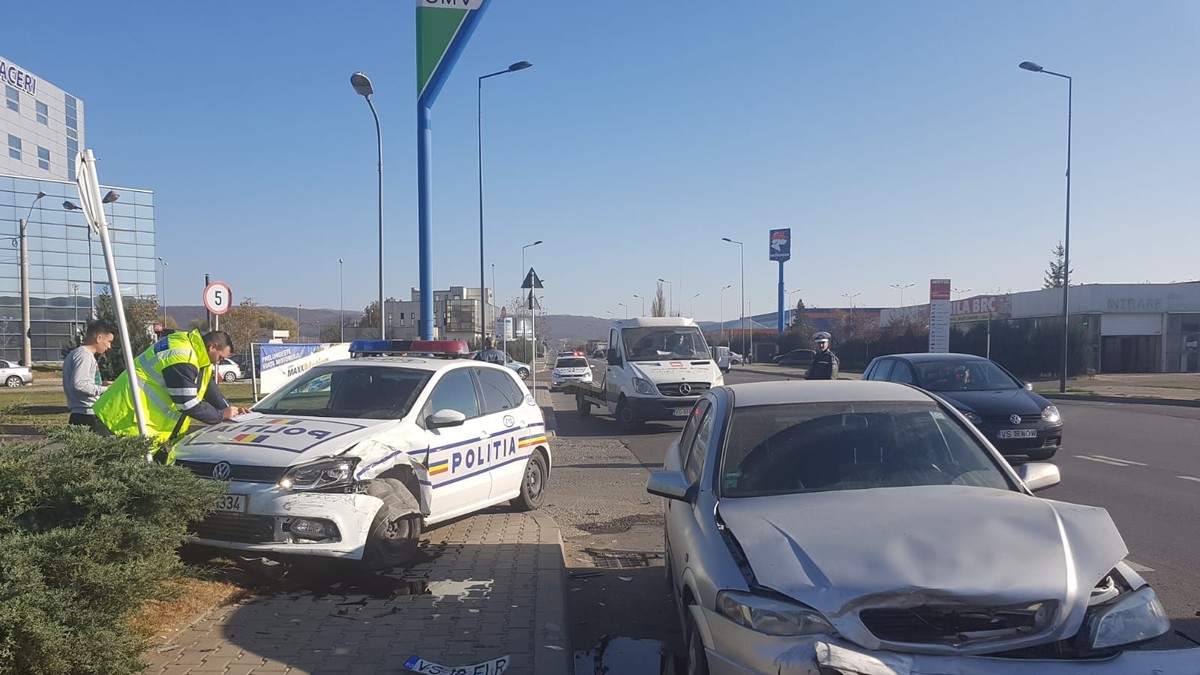FOTO/ Mașină de poliție, împlicată într-un accident într-o benzinărie din Vaslui. Un agent a ajuns la spital
