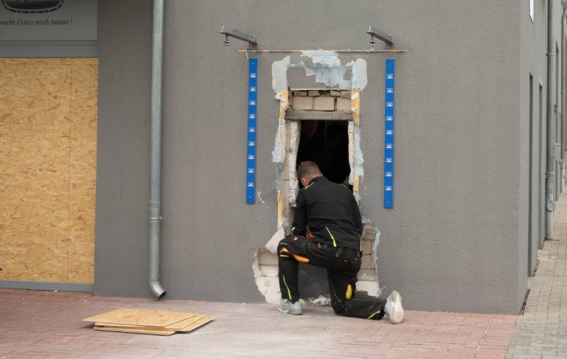 Un român a fugit cu 273.000 de euro pe lângă un agent de pază după ce a aruncat în aer o ușă de seif de 50 de kilograme. Acum este judecat în Austria