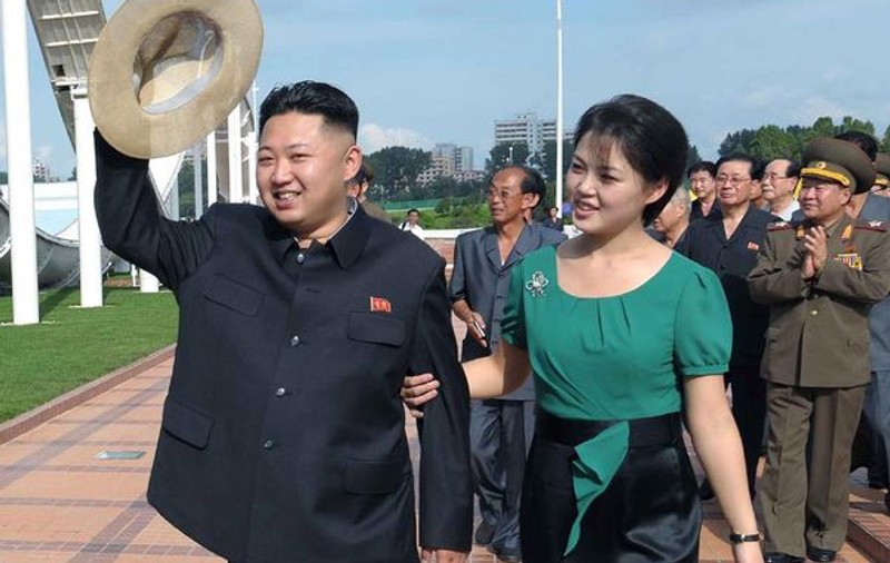Liderul nord-coreean Kim Jong-un s-a căsătorit cu o cântăreață cunoscută: "A urmat o pregătire de şase luni pentru postul de 'Primă Doamnă'"