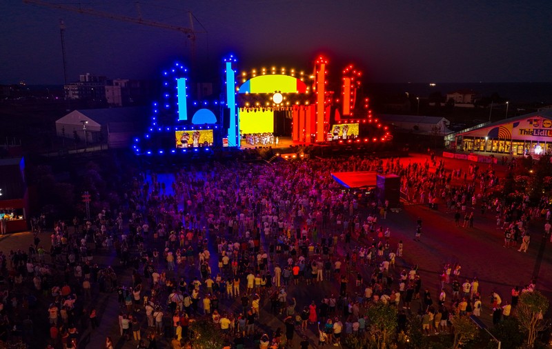 Dan Negru, Irina Baianț și Fanfara Reprezentativă a Forțelor Navale au celebrat Ziua Imnului Național la NIBIRU, în fața a 25.000 de oameni