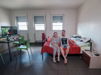 Oana și Stelian, în camera de la ferma din Nürnberg