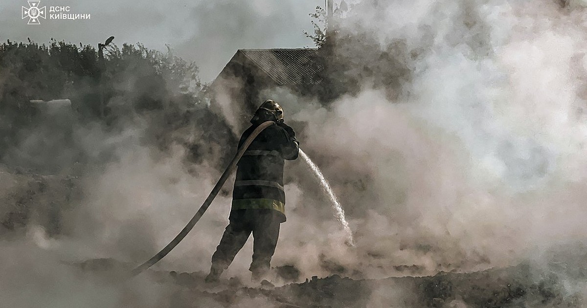 Un pompier surprins în timp ce stinge un incendiu provocat de un atac cu drone rusești. Imagine cu caracter ilustrativ Foto: Profimedia